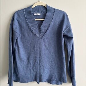 💜EUC Beautiful Blue Vneck Sweater with detailing around collar